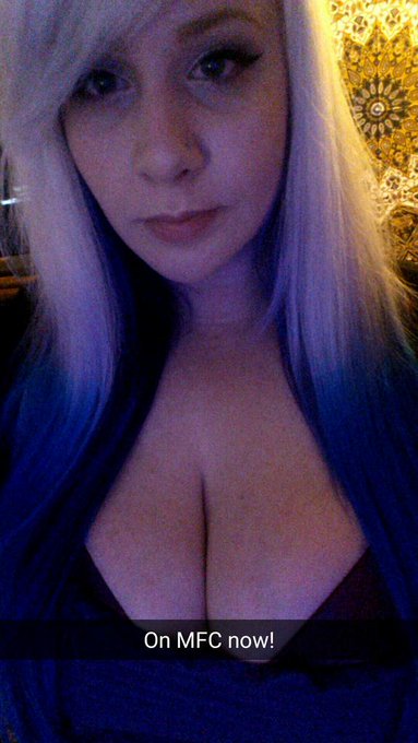 Come hang out 😙 http://t.co/ins5XqHgGX http://t.co/pDnorvEtbj