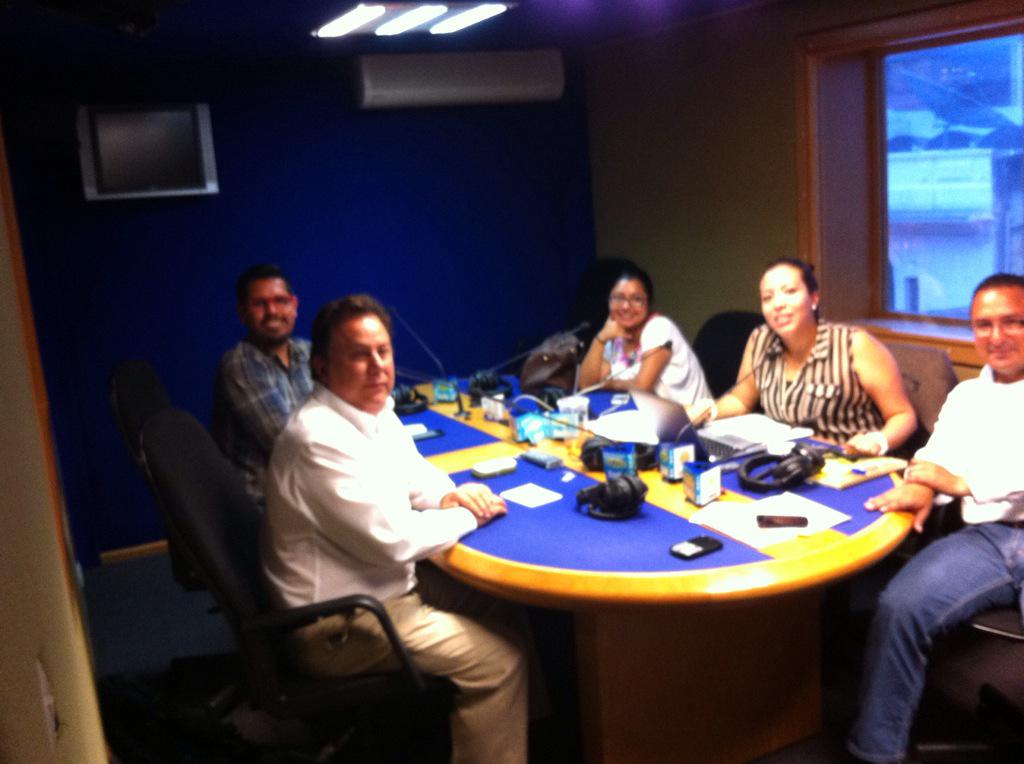 ValeriaMarcial's tweet photo. Continuamos al aire por el 92.9 FM en @Platicas_decafe http://t.co/TzqnaDXlED