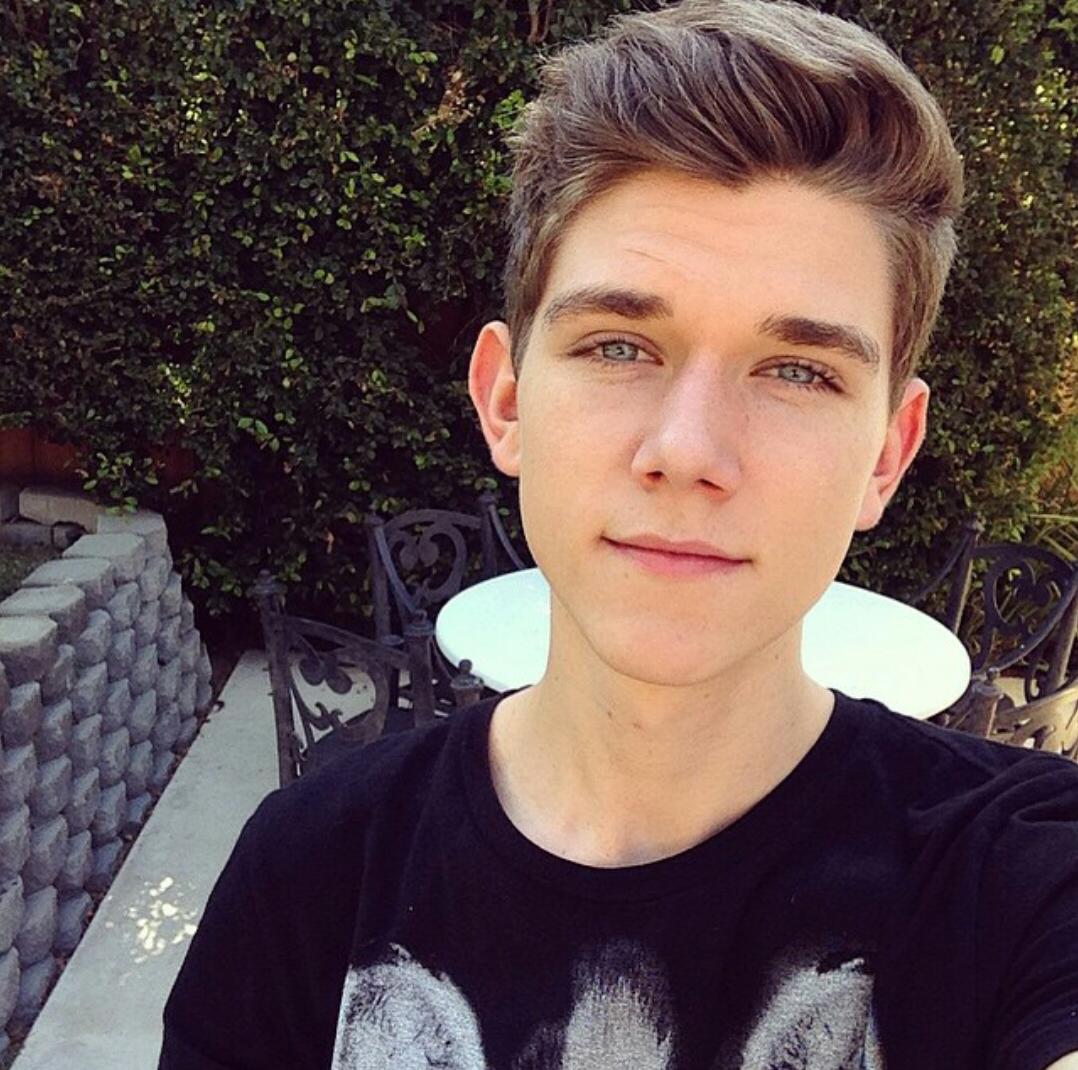 Fearless_EXOL's tweet image. Schedules Start !! ♡
TAG: [ @Lee_GeumHee_942 ] ❤💋
#DevanKey ~ 🌸