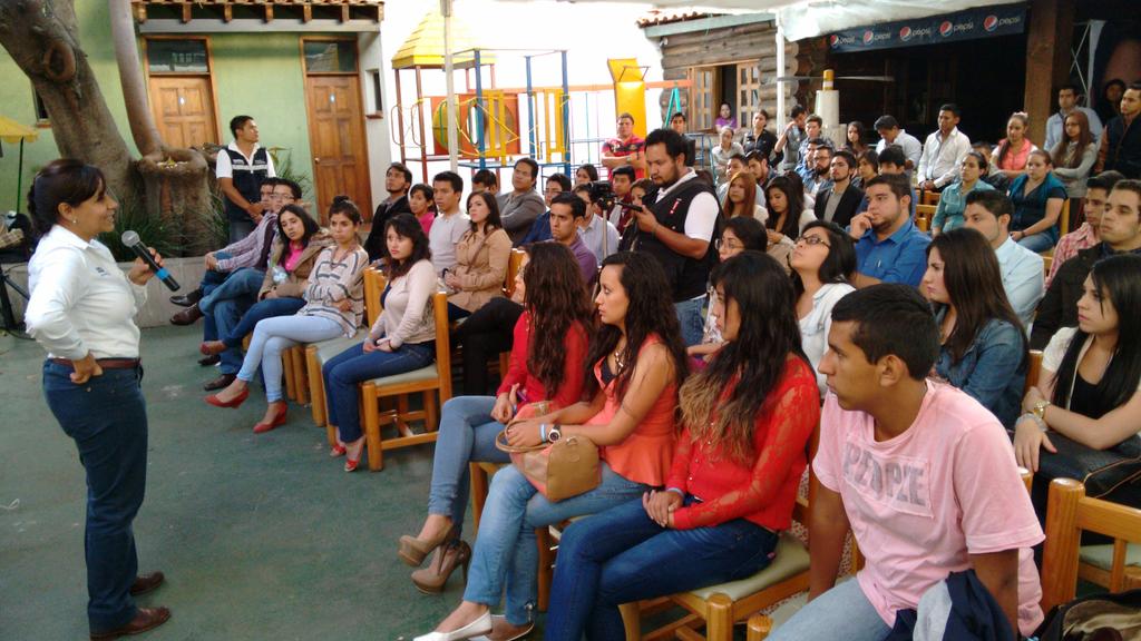 CocoaCalderon's tweet photo. Estoy ahora frente a 100 jóvenes del @CEFMichoacan con muchas inquietudes, pero interesados en que crezca Michoacán. http://t.co/KPXFeqvWRQ