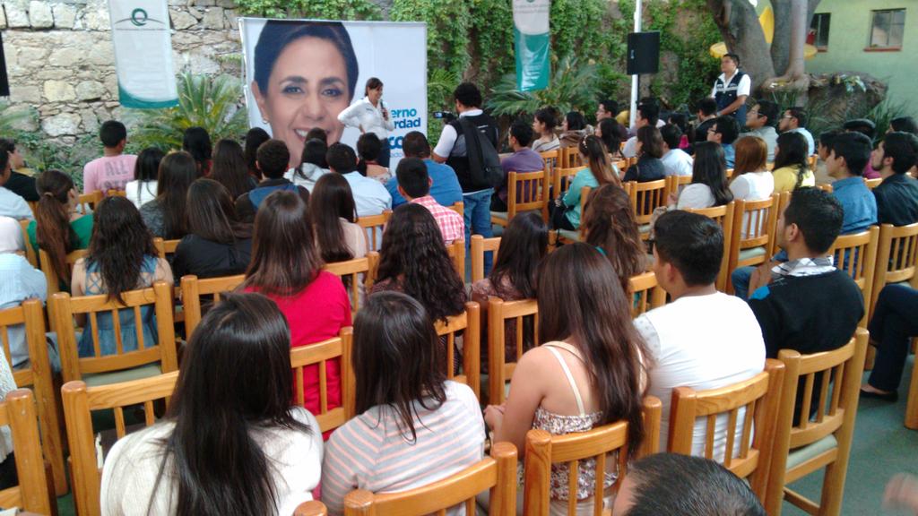 CocoaCalderon's tweet photo. Estoy ahora frente a 100 jóvenes del @CEFMichoacan con muchas inquietudes, pero interesados en que crezca Michoacán. http://t.co/KPXFeqvWRQ