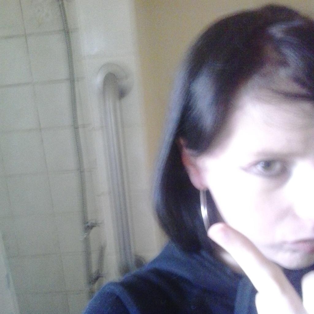 kittlovesmarcus's tweet photo. Meeee n my dye job http://t.co/Le80dQ2CVU
