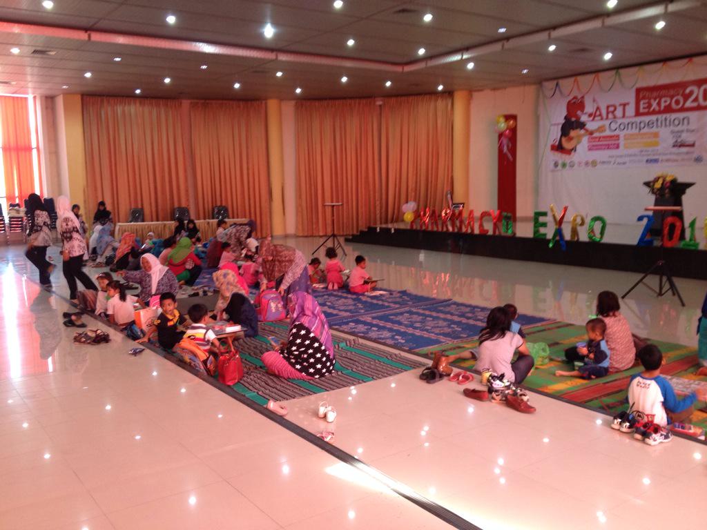 farmasiUSU's tweet photo. Dag dig dug hati adik adik ini .. Lomba mewarnai akan sgera di mulai @PharmacyExpoUSU AKU APOTEKER CILIK http://t.co/JP5Qw5WLWm