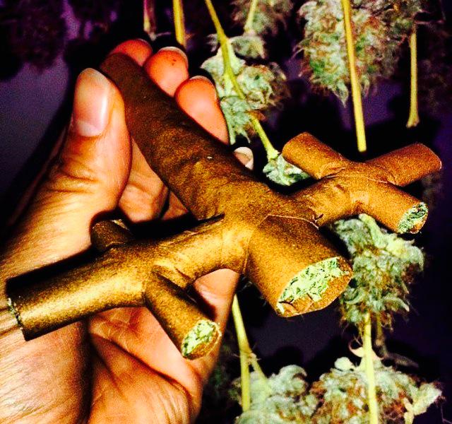 weednsnacks's tweet image. FAV if you'd hit this plane blunt