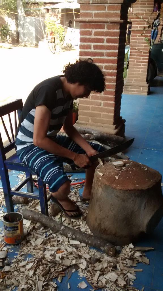 ArtCopal's tweet photo. Elaborando piezas únicas en madera de copal, taller fabrijes oaxaca en san Martín tilcajete. http://t.co/608UT4q8wt