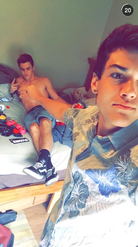 ayeiitzel's tweet photo. Ethan and Grayson 😍 I love them so much #thisiswallpaper@ethangdolan @DolanGrayson http://t.co/h7eBOFZWtW