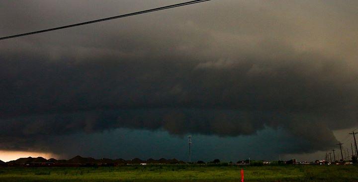 AllOfMe405's tweet photo. Crazy night here in Oklahoma prayers for all whose been affected #Okwx http://t.co/Cn242BgXmt