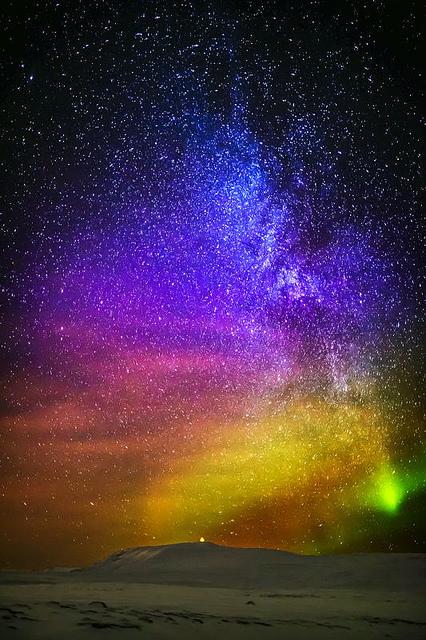 EarthPicturz's tweet photo. Amazing colors of the Aurora Borealis. http://t.co/wfYZGLfjvE