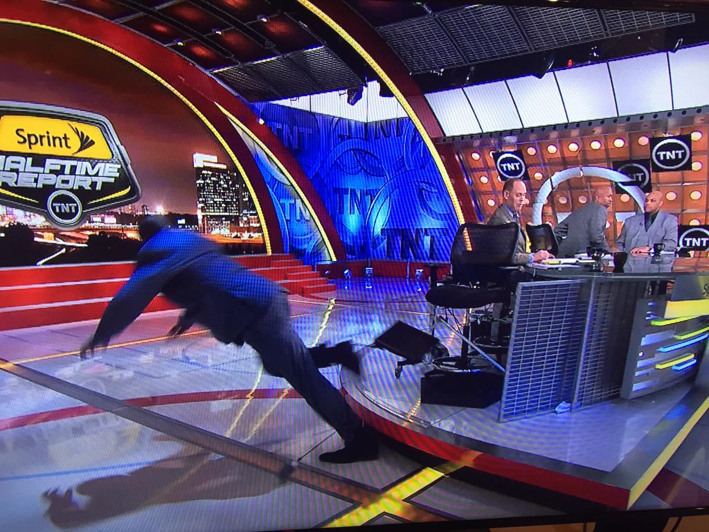 TheJetOnTNT's tweet photo. Superman is NOT in the building !
#help #ivefallenandcantgetup #meetthesmiths http://t.co/wExONyWZhj