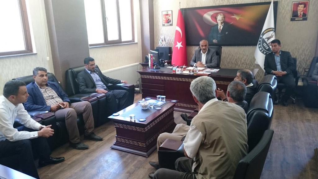 aslanalibayik's tweet photo. Buğday Pazarı Esnafımızla Hilvan Ekonomisini Canlandırma Stratejileri Hakkında istişare halindeyiz. http://t.co/iVxiIyplQ1