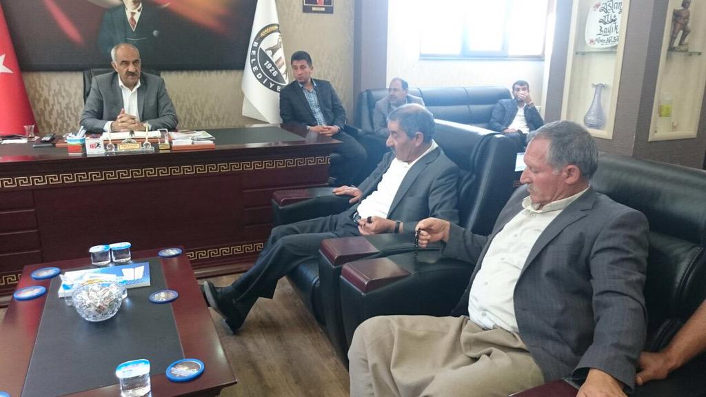 aslanalibayik's tweet photo. Buğday Pazarı Esnafımızla Hilvan Ekonomisini Canlandırma Stratejileri Hakkında istişare halindeyiz. http://t.co/iVxiIyplQ1