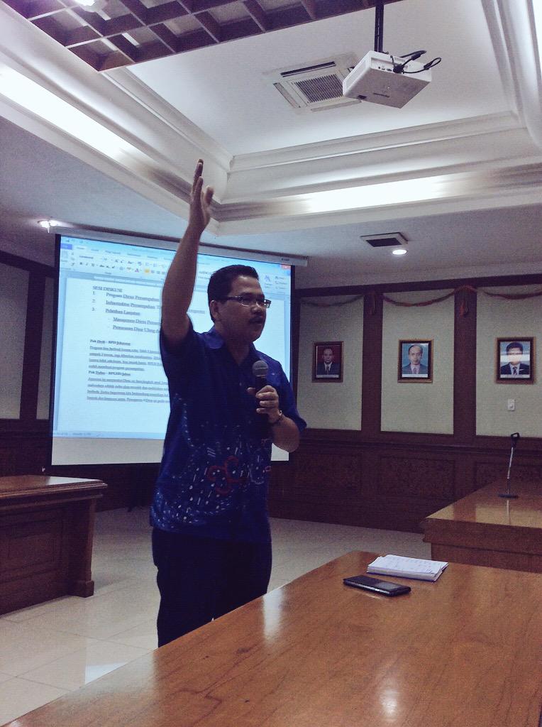 greenerationid's tweet photo. Pak Tulus mewakili @bplhdjabar menyampaikan tanggapan & menerima saran dr para perwakilan Desa #MasukRT @bplhdjabar http://t.co/0nt0W6NTTv