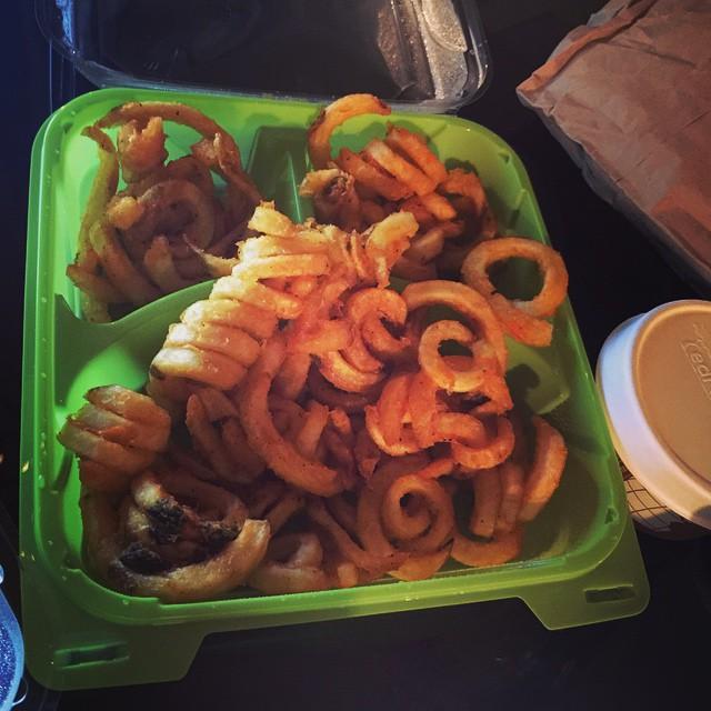 TokioHotel_Info's tweet photo. Bill Kaulitz - IG (06.05.2015) "#dinner #justhowIlikethem" http://t.co/6GGVGjk6fF