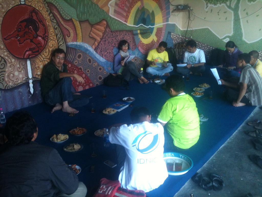 jalinmerapi's tweet image. Pertemuan #JALINMerapi di Lintas Merapi FM #Klaten diikuti rakom anggota, FMYY Kobe, &amp;amp; @combineri