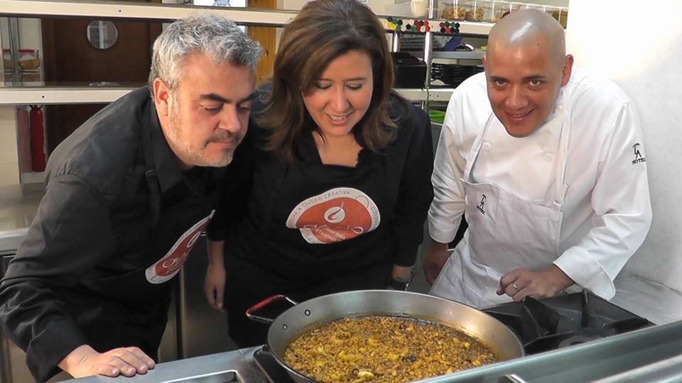 cuinadmercat's tweet photo. Disfrutando de la gastronomía de #denia con @GuajaFederico y @anakringe hoy a las 12:30 horas en @tv_mediterraneo http://t.co/N3DtMgjea8