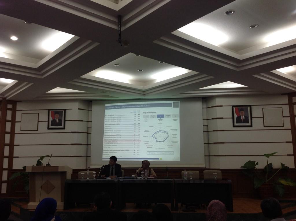 Bu ninuk dari Kementrian Perdagangan RI sedang menjelaskan mengenai Masyarakat Ekonomi Asean :)