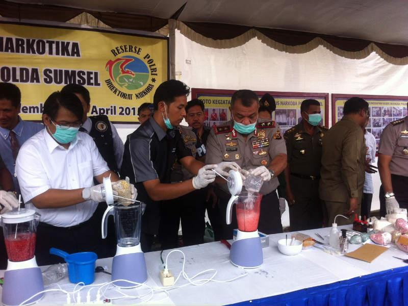1,9 Kilogram Heroin Asal Malaysia Diblender Polisi dlvr.it/9jKMGs