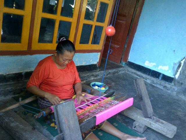 Mahasiswa FEB Udinus sedang mengunjungi rumah-rumah warga Desa Sukarara Kec. Jonggat, Lombok melihat kerajinan tenun