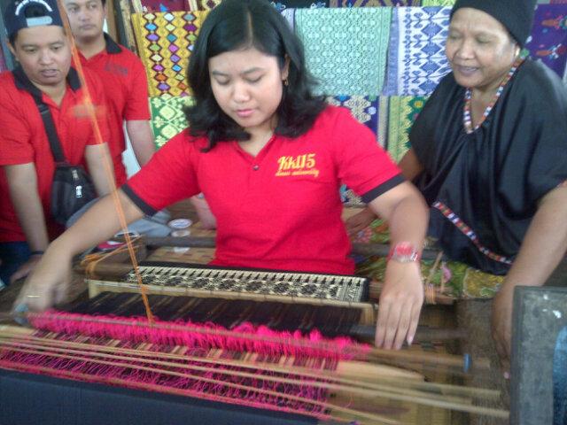 Dosen kita, ibu Wikan berkesempatan mencoba menenun khas Lombok diajari oleh warga Desa Sukarara
