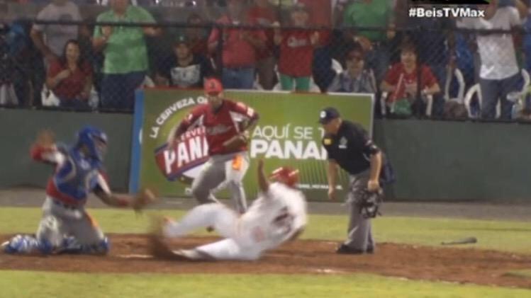 liga_david10's tweet photo. El arbitro de Home no hizo su papel en el juego, no out, no strike adentro a Navarro y menos a Cuan.. http://t.co/FQ2Pp4puvm
