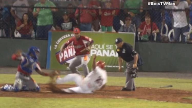 liga_david10's tweet photo. El arbitro de Home no hizo su papel en el juego, no out, no strike adentro a Navarro y menos a Cuan.. http://t.co/FQ2Pp4puvm