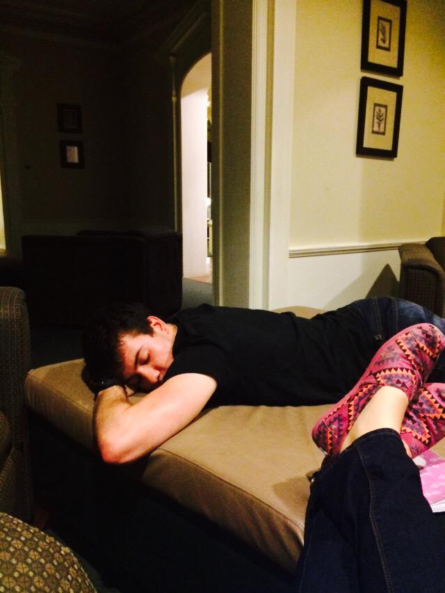jewels390's tweet photo. Sleeping in the HRC lobby at 1 AM @Baylorproblems #finals #college http://t.co/8RpcKHWoWu