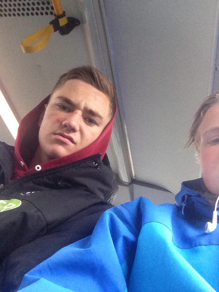thefakepingus's tweet photo. På bussen-tweet #busyo http://t.co/xkM4WKwV55