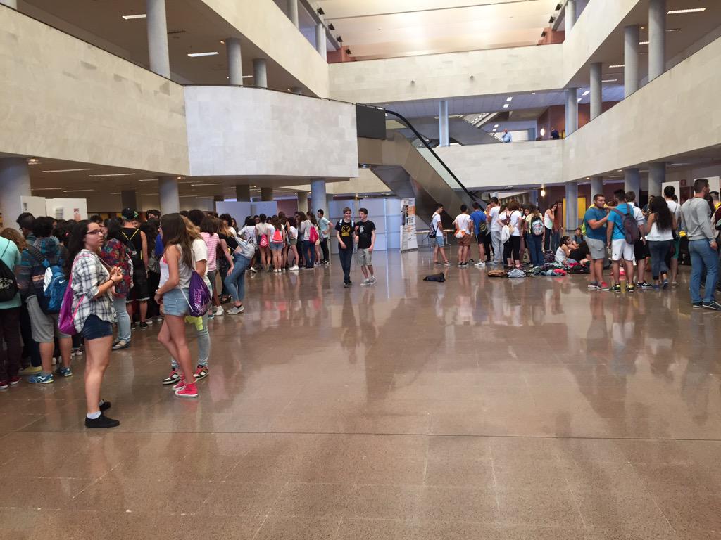 asunmayoral's tweet photo. #proyectatu en #Fecitelx2015 hoy 700 escolares de Alicante y #Elx en @UniversidadMH http://t.co/uVuigDAj6T