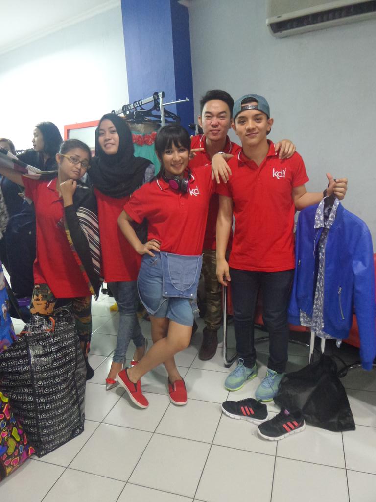 Sbelum show nnti malam kita fiting baju dulu yuk, sama <a href="/FerraKDI15/">Ferra Apriyanti</a> <a href="/RistiKDI15/">Ristiani </a> <a href="/AzizahKDI15/">Azizah Ismi</a> <a href="/MarioKDI15_/">Mario Prabu</a> @AidilKDI15