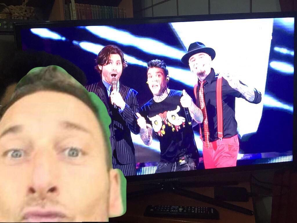 AndreaTimpano's tweet photo. @jaxofficial @Fedez Questo è l'unico vero #Telfie !! 😂💪🏻🔝💣
#tvoi #Francè #Capitano #CapitanUncino http://t.co/VVVeEe33VX