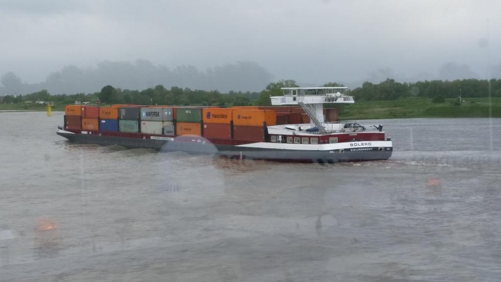 <a href="/HermanBolero/">HermanBolero</a> dat zijn weer heel wat vrachtwagens die je van de weg houd. #binnenvaart #antifilesysteem #thebleuroad