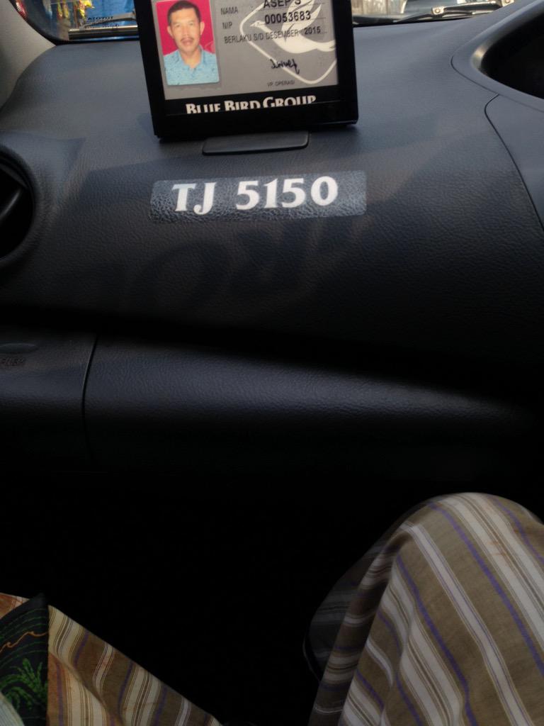 garyshto's tweet photo. @Bluebirdgroup hi blue bird, saya kecewa dengan pelayanan dari taksi anda. Diremehkan karena pakai sarung ckckck http://t.co/6MhLphHPRL