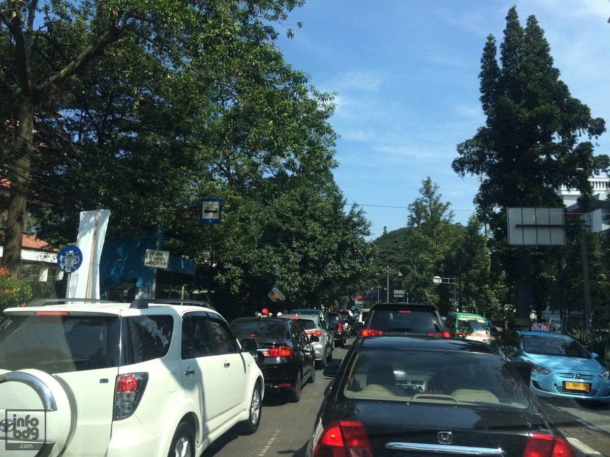 #lalinBDG 13.30: Pantauan langsung Jl. Ir. H Juanda (Dago) terlihat macet di kedua arah