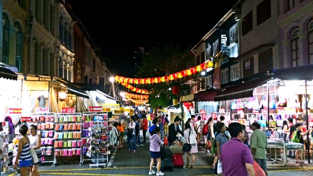 CynieC's tweet photo. Like #nightmarkets? #Singapore #Chinatown is full of great #gifts #bargin #shopping #WednesdayWanderlust #buzz #ttot http://t.co/TBJ8qJz3f2