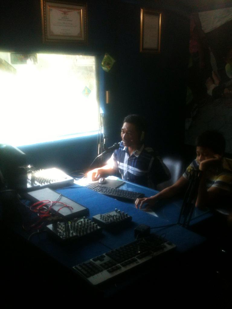 jalinmerapi's tweet image. Siaran siang di Radio Komunitas Lintas Merapi FM #Klaten, anggota Jaringan Informasi Lingkar #Merapi #JALINMerapi