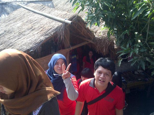 Ini peserta KKL dalam negeri lagi berkunjung di desa Sade dimana warganya ngepel rumah menggunakan kotoran sapi/ kebo