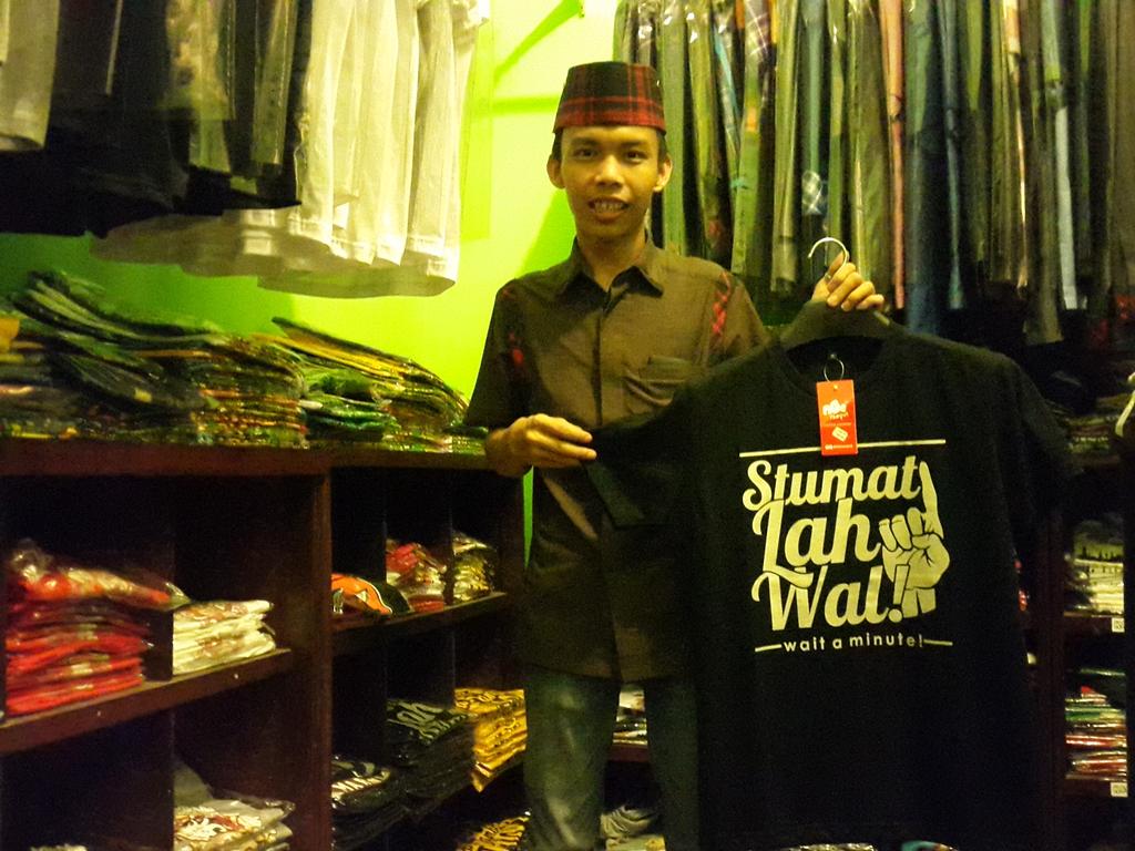 Wal, sudah tahu belum. Kaos ngeramput sudah ada di <a href="/eastkalimantan/">EastKalimantanCenter</a>.
