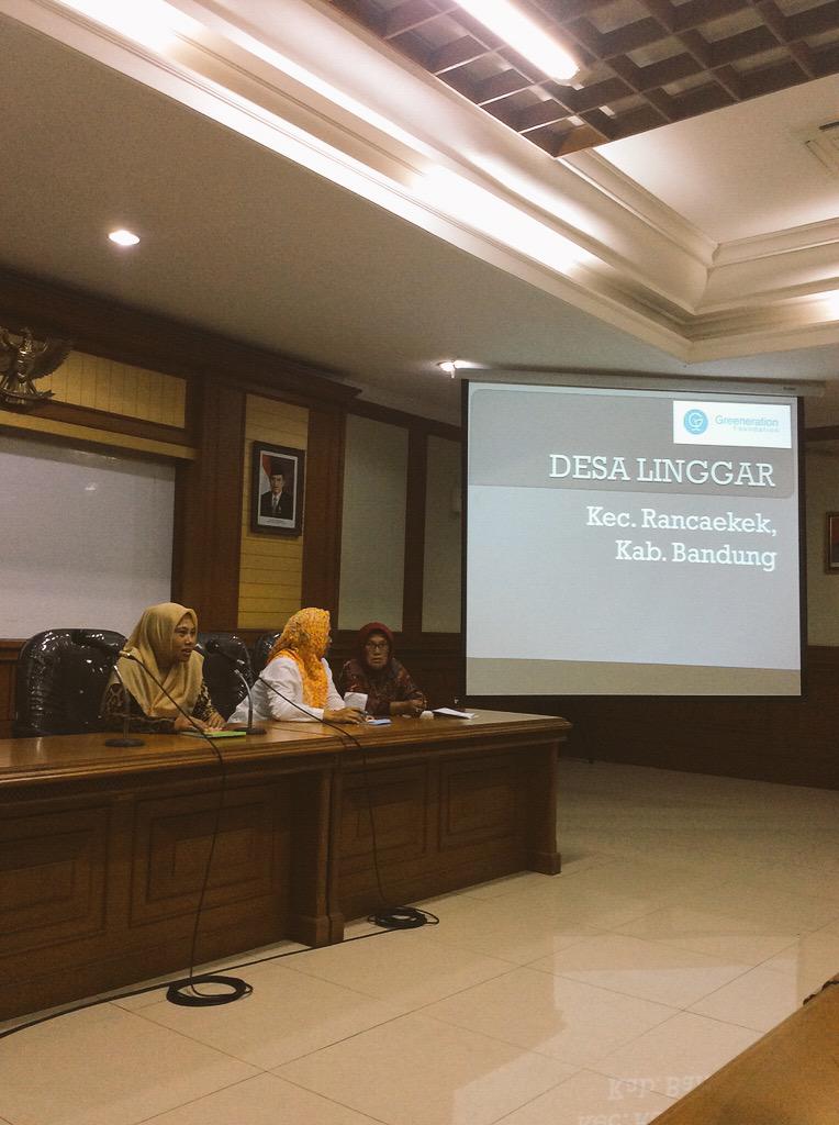 greenerationid's tweet photo. Selanjutnya perwakilan Desa Linggar menyampaikan hasil program #MasukRT selama 21 minggu.
@mercycorpsID @bplhdjabar http://t.co/WKbIXaqHCC