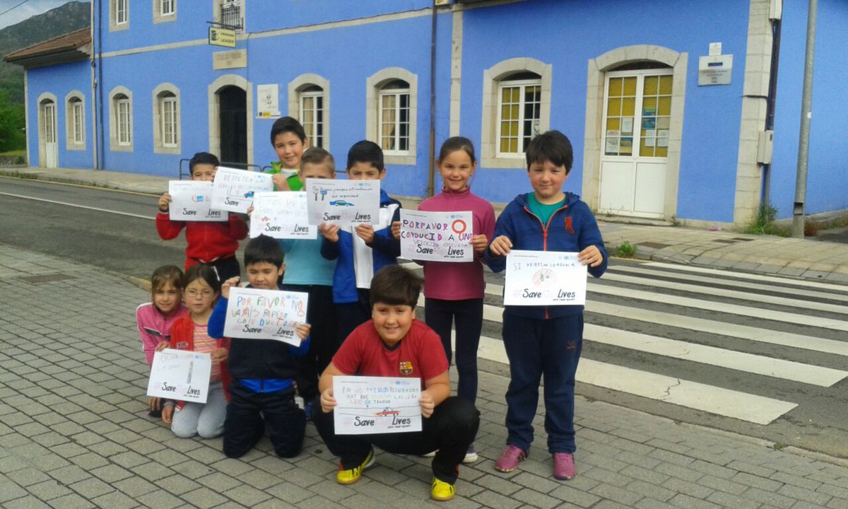 CRAPicos's tweet photo. Los alumnos de Benia B en Onís (Asturies) con #SafeKidsLives #Safie @DGTes http://t.co/IAUdoX3iNB