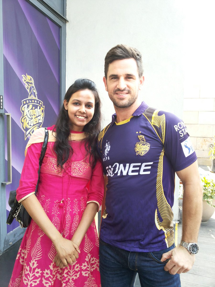 RanjanaDey's tweet photo. @KKRiders Me with knight #KKRazy #GameFace #Go4More http://t.co/xyjwmDCh9g
