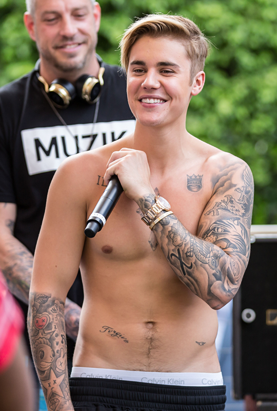 ohthosetwinks's tweet photo. Bieber is looking mighty fine right now! See some more of these new pics of him in my post: http://t.co/A20kbeg7lC http://t.co/jqzF7tOqQH