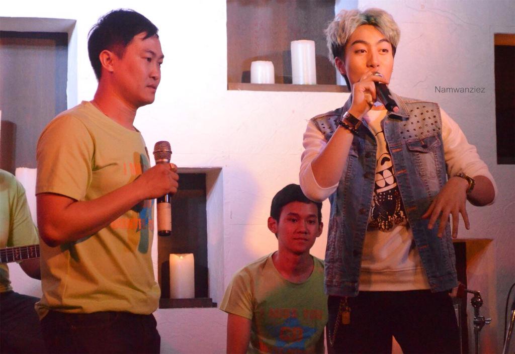 namwanziez's tweet photo. @7_noom @cdkantee ก็ยังสงสัย ทำไมยืนห่างกันจัง เว้นที่ว่างให้ใคร 555 #toloveistogive http://t.co/lai3zzfgJX