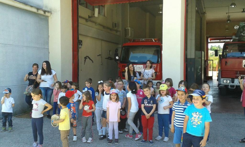 bomberosjaen's tweet photo. Esta mañana han visitado nuestras instalaciones los niños y niñas del C.P. San Miguel de #Torredelcampo http://t.co/t9Pg0aWqw2