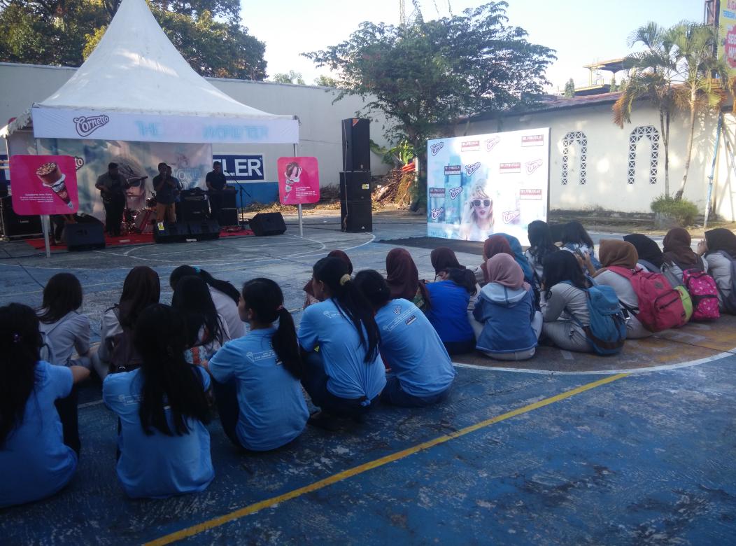 Signature Project <a href="/itssignature/">SignatureProject</a> menutup #WeekofJOY <a href="/CornettoID/">Cornetto Indonesia</a> <a href="/swaragamafm/">SWARAGAMA 101.7 FM</a> di SMA GAMA Yogyakarta dgn lagu2 asik! 😎