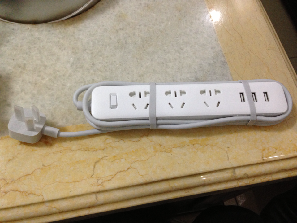 ashunyi's tweet photo. 小米排插 get。虽然从不喜欢小米，但这个排插的外观确认让人眼前一亮，定价也比公牛之流厚道多了😌 http://t.co/4h15Lvmw09