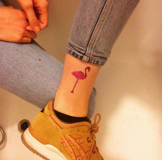Tattoo paillette made in chez moi ! #pinkflamingo #tattoo #ink #glitter #cosmopartage #glittertattoo