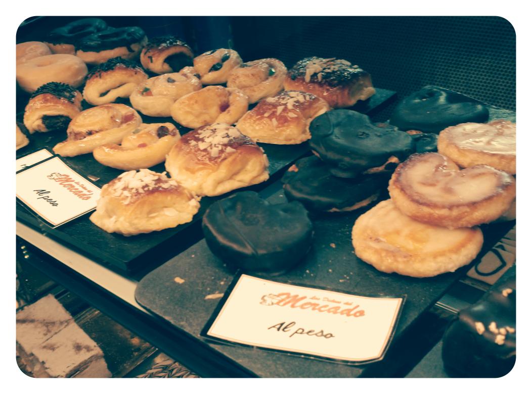 MercadoMoncloa's tweet photo. Se nos hace la boca agua a estas horas con la mini pastelería de @equipoarrecife Cómo para no tener un #FelizJueves http://t.co/7psHBFsg36