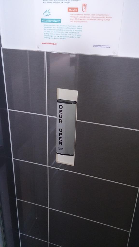 Zo jammer van het mooie tegelwerk. <a href="/teundebeun/">Teundebeun</a>