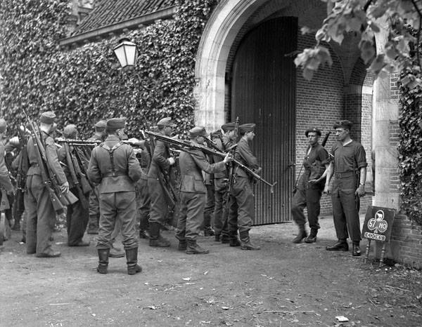 Duitse soldaten leveren op 9 mei in Amsterdam hun wapens in bij de Canadezen. tinyurl.com/o46ub29
