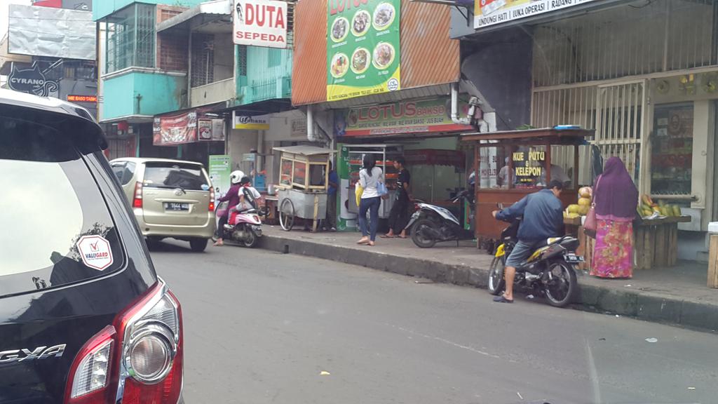 jennyzhank's tweet photo. butuh ditertibkan kah bagi pengendara motor yg berhenti di jalur kanan? @infobogor @BimaAryaS http://t.co/BvD7QLniyS